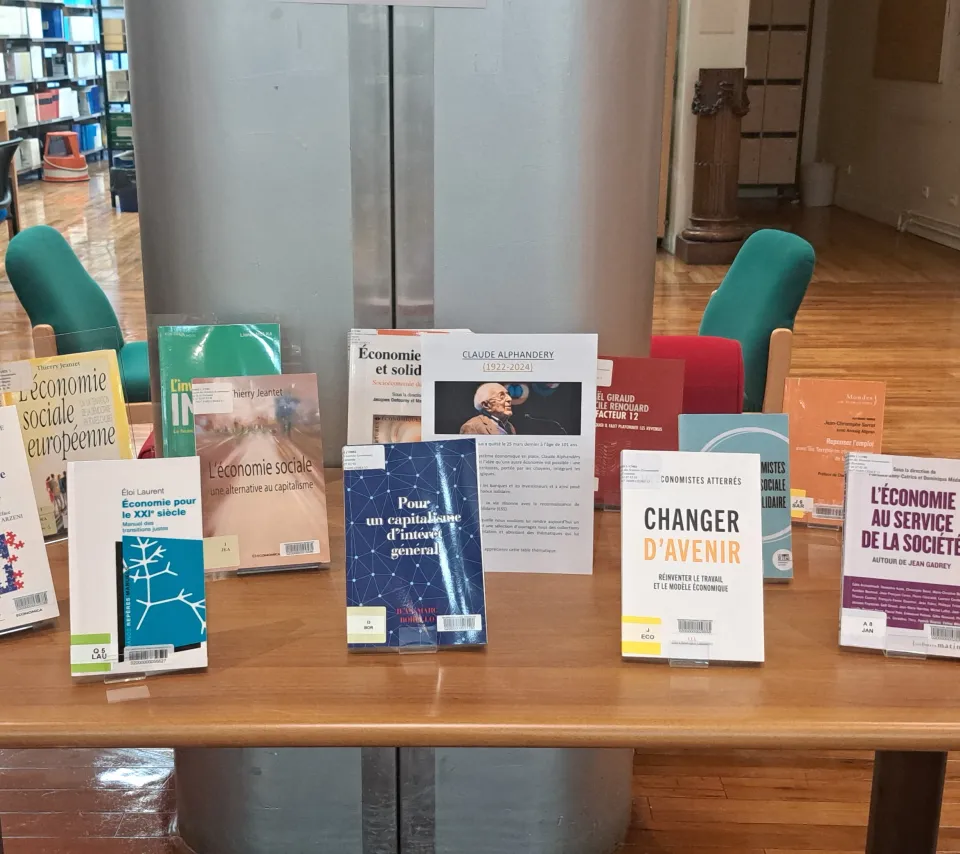 Table présentant une sélection d'ouvrages sur l'économie sociale et solidaire en hommage à Claude Alphandéry