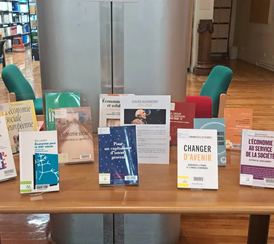Table présentant une sélection d'ouvrages sur l'économie sociale et solidaire en hommage à Claude Alphandéry