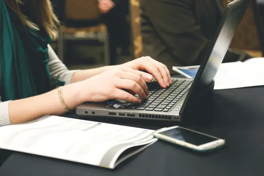 Personne tapant sur un clavier d'ordinateur portable