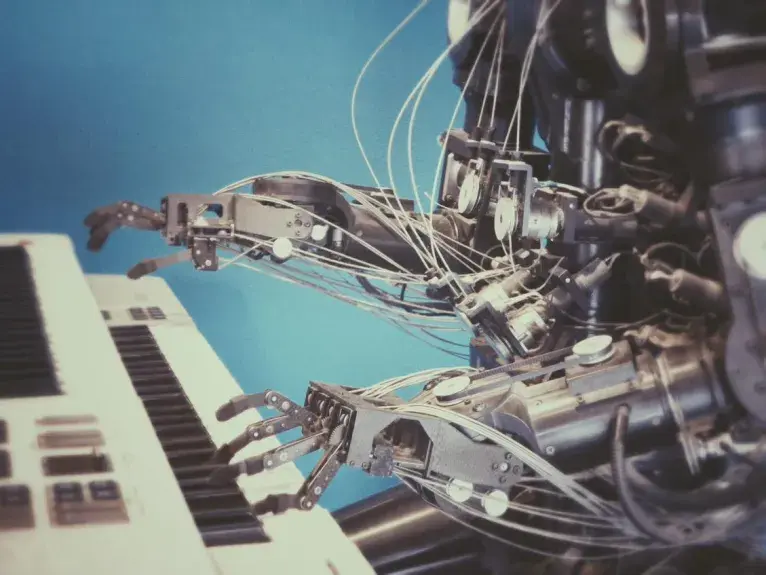 Science des données et intelligence artificielle Thème : science des données et intelligence artificielle, photographie d'un robot jouant du piano.
