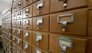 Meuble de bibliothèque ancien en bois