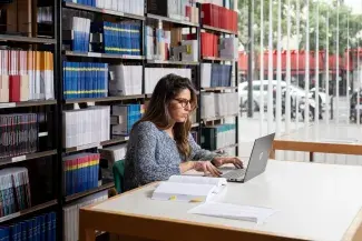 Lectrice installée au sein de l'une des salles de lecture du Centre de documentation du CES